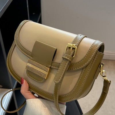 Rokassomiņa ar rāvējslēdzēju un metāla elementiem