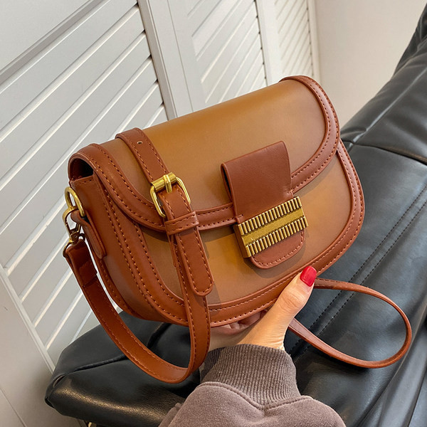 Rokassomiņa ar rāvējslēdzēju un metāla elementiem