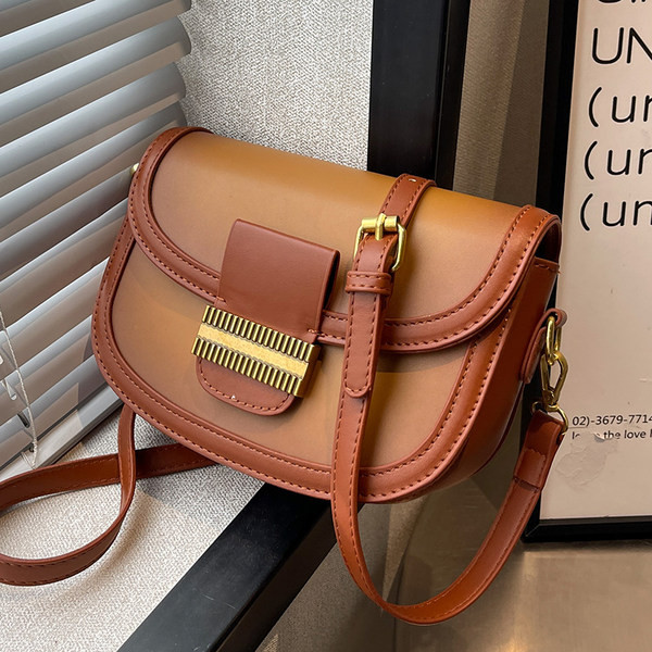 Rokassomiņa ar rāvējslēdzēju un metāla elementiem