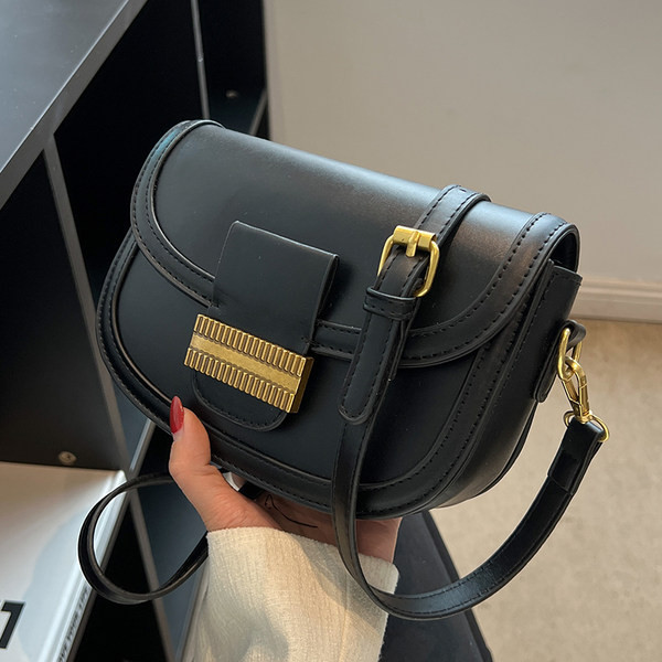 Rokassomiņa ar rāvējslēdzēju un metāla elementiem