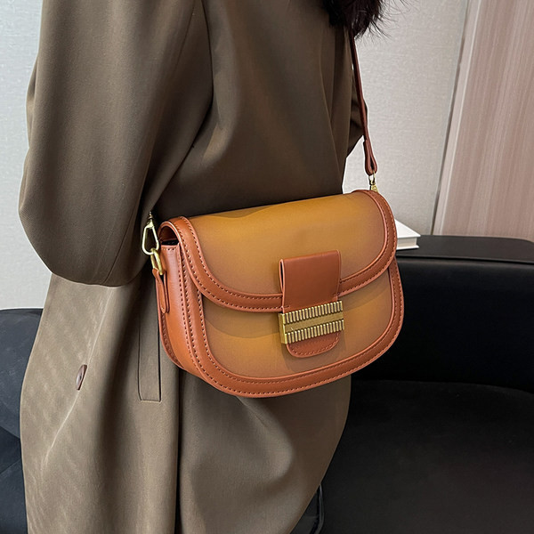 Rokassomiņa ar rāvējslēdzēju un metāla elementiem