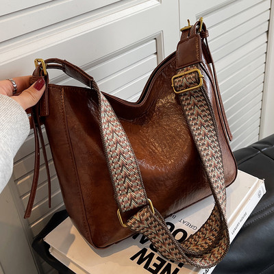 Γυναικεία ρετρό τσάντα από οικολογικό δέρμα με φαρδύ χερούλι ώμου