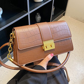 Női bőr táska fém csattal