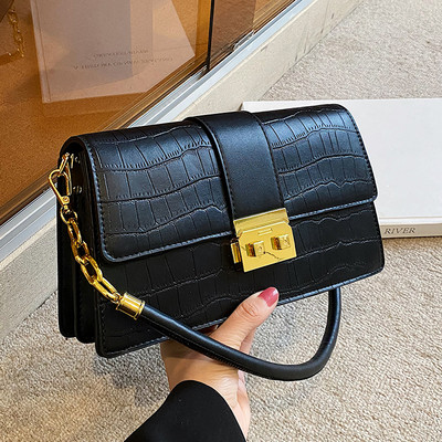 Női bőr táska fém csattal