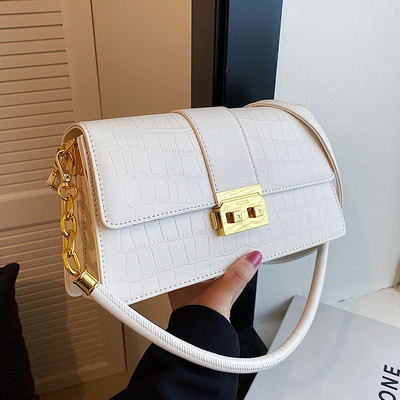 Női bőr táska fém csattal