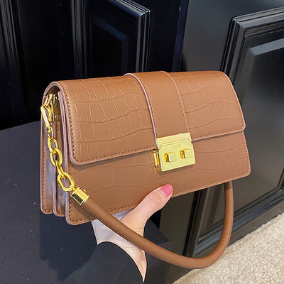 Női bőr táska fém csattal