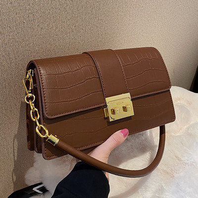 Női bőr táska fém csattal