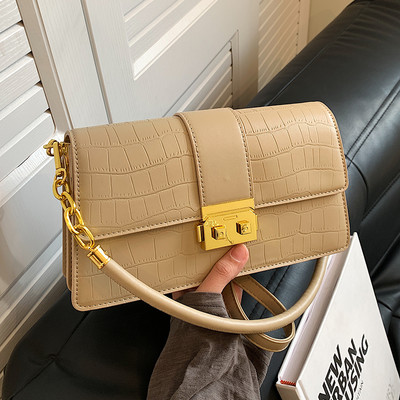 Női bőr táska fém csattal