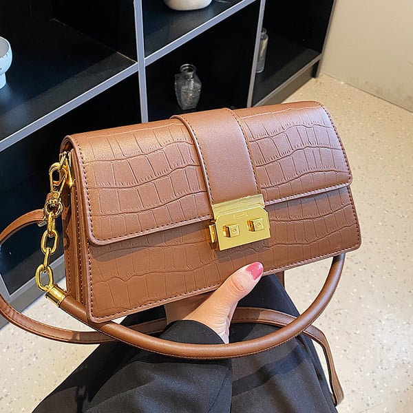 Női bőr táska fém csattal