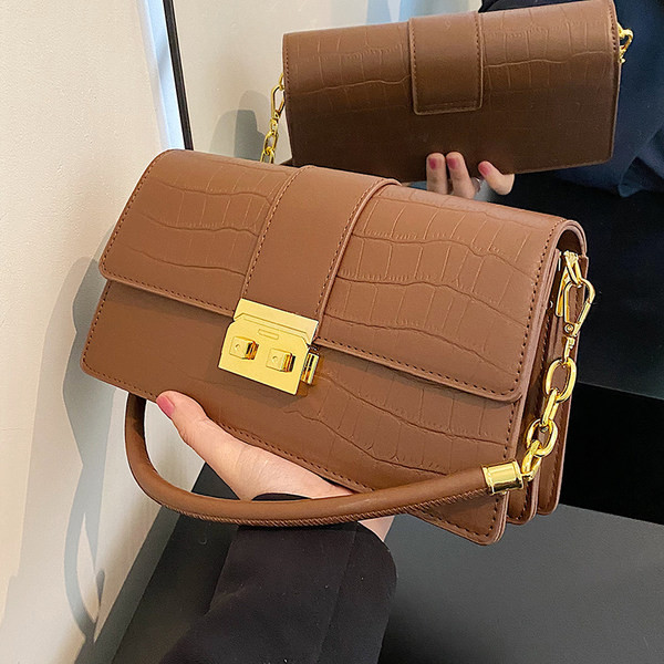 Női bőr táska fém csattal