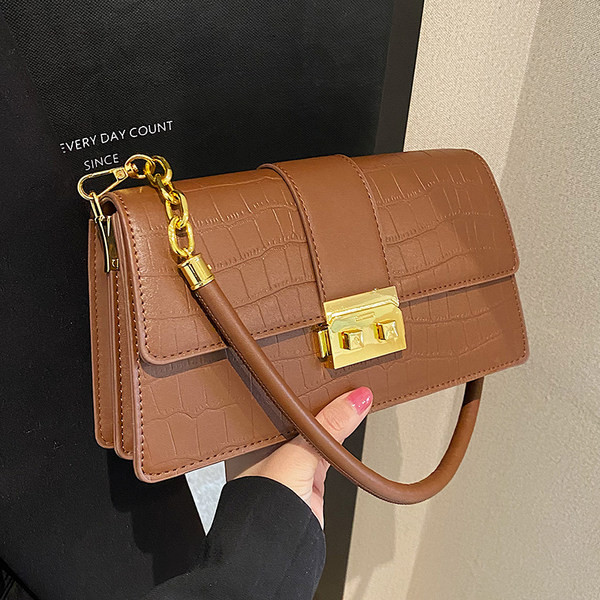 Női bőr táska fém csattal