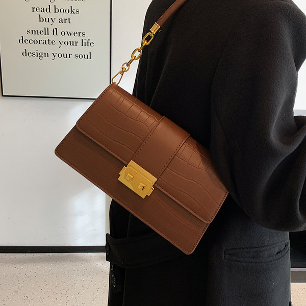 Női bőr táska fém csattal