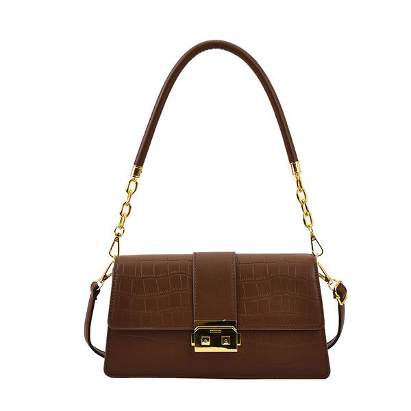 Női bőr táska fém csattal