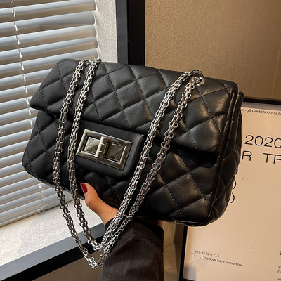 Moderna prošivena torba od eko kože s metalnim lancem