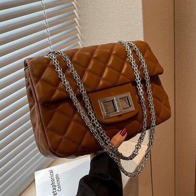 Moderna prošivena torba od eko kože s metalnim lancem