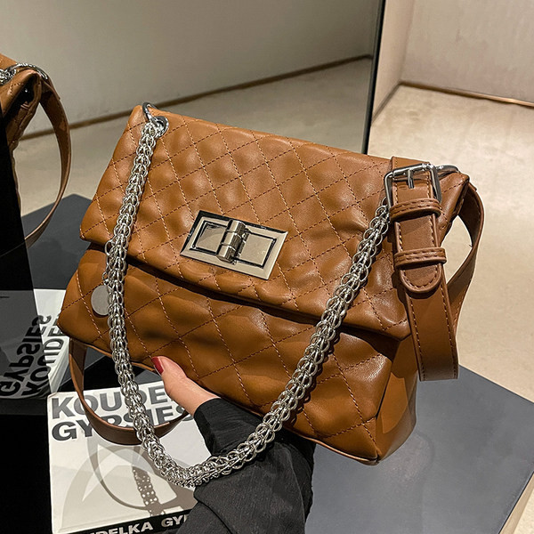 Moderna prošivena torba od eko kože s metalnim lancem