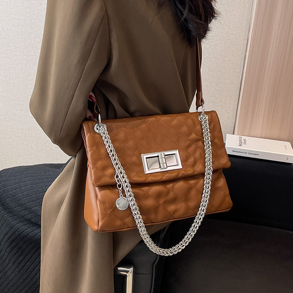 Moderna prošivena torba od eko kože s metalnim lancem