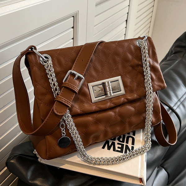 Moderna prošivena torba od eko kože s metalnim lancem