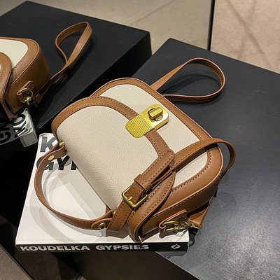 Rokassomiņa ar - metāla aizdari vairākās krāsās