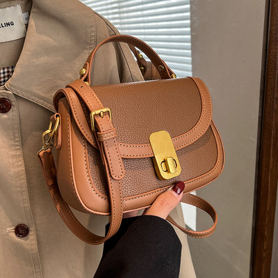 Rokassomiņa ar - metāla aizdari vairākās krāsās