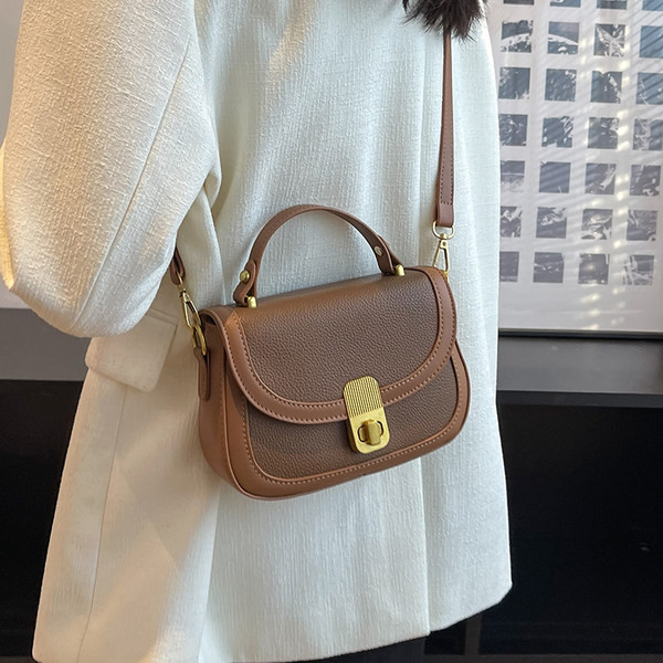 Rokassomiņa ar - metāla aizdari vairākās krāsās