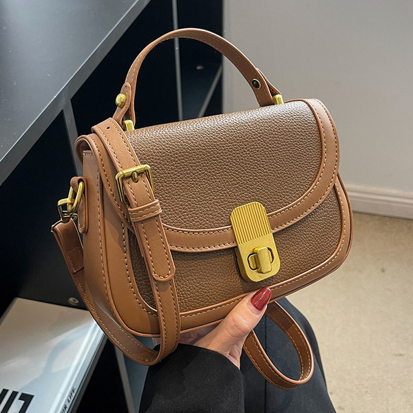 Rokassomiņa ar - metāla aizdari vairākās krāsās