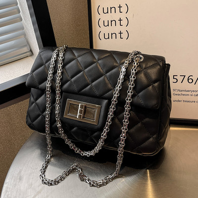 Modern női steppelt táska fémlánccal