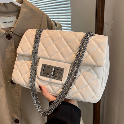 Modern női steppelt táska fémlánccal