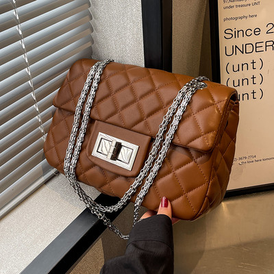 Modern női steppelt táska fémlánccal