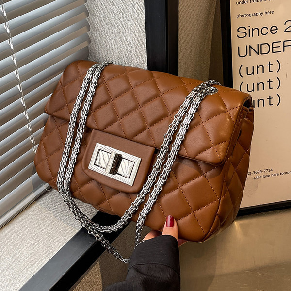 Modern női steppelt táska fémlánccal