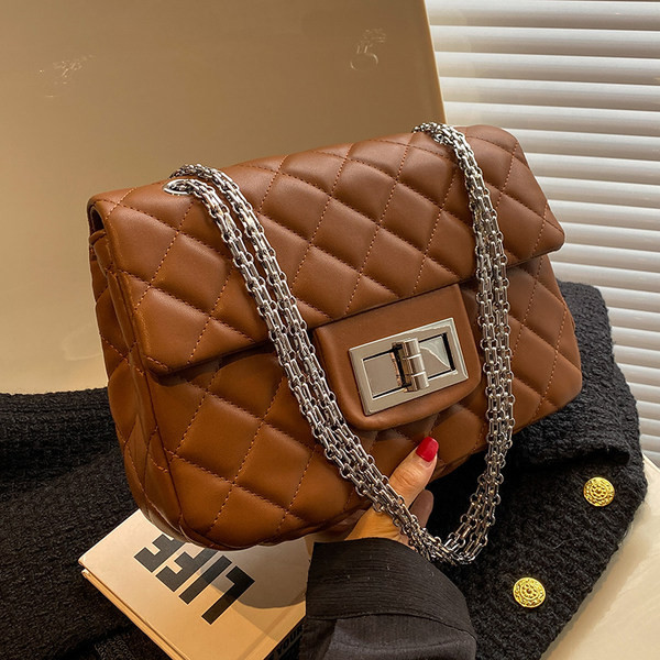 Modern női steppelt táska fémlánccal