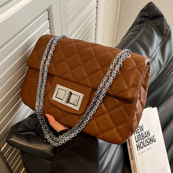 Modern női steppelt táska fémlánccal