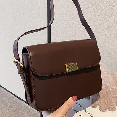 Casual γυναικεία δερμάτινη τσάντα με μεταλλικό κούμπωμα