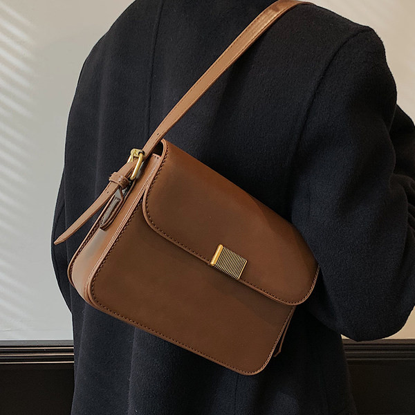 Casual γυναικεία δερμάτινη τσάντα με μεταλλικό κούμπωμα