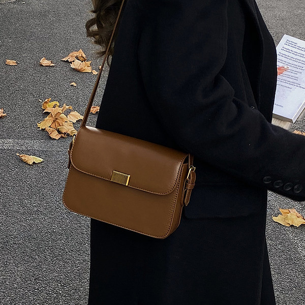 Casual γυναικεία δερμάτινη τσάντα με μεταλλικό κούμπωμα