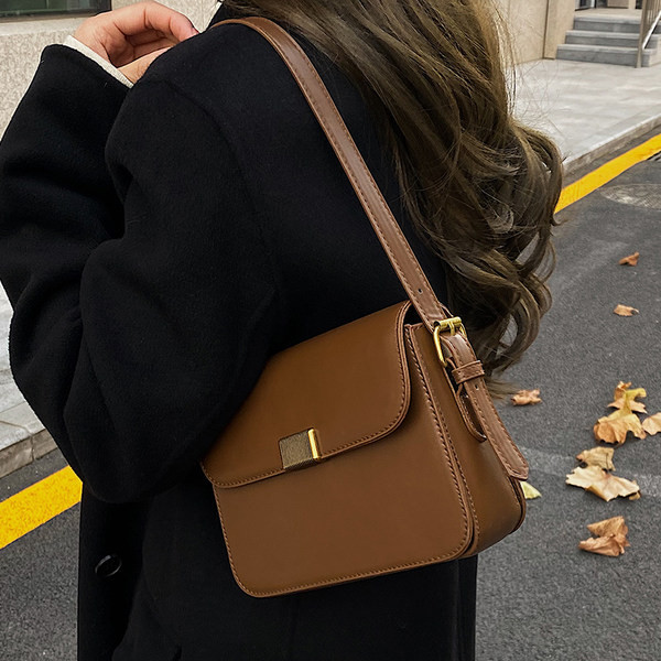 Casual γυναικεία δερμάτινη τσάντα με μεταλλικό κούμπωμα