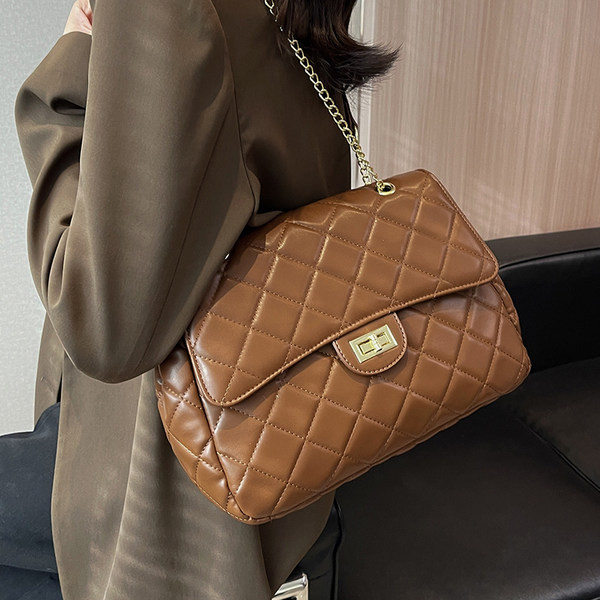 Torbica od eko kože s ručkom za rame i patentnim zatvaračem