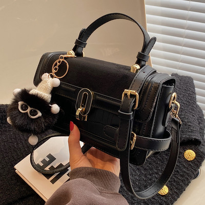 Torbica - s velikom ručkom i metalnim elementima