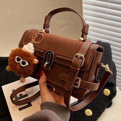 Torbica - s velikom ručkom i metalnim elementima