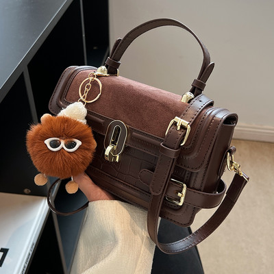 Torbica - s velikom ručkom i metalnim elementima