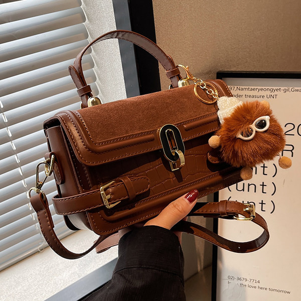 Torbica - s velikom ručkom i metalnim elementima