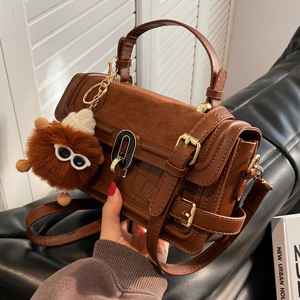 Torbica - s velikom ručkom i metalnim elementima