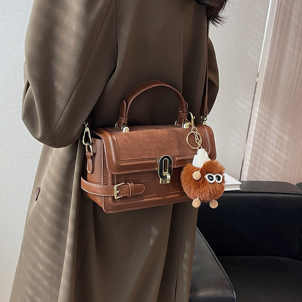 Torbica - s velikom ručkom i metalnim elementima