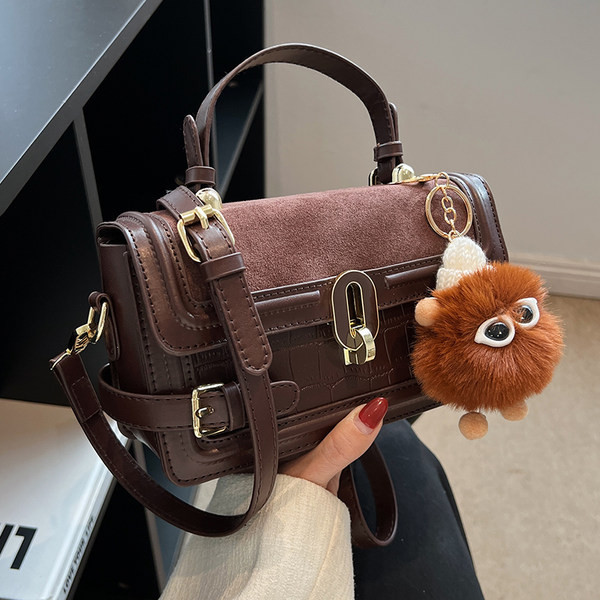 Torbica - s velikom ručkom i metalnim elementima