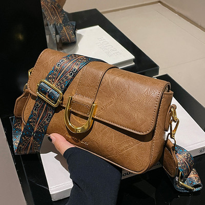 Női bőr válltáska