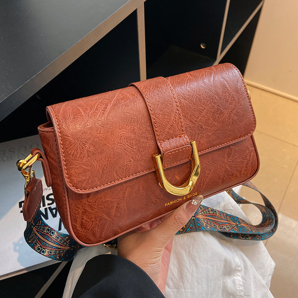 Női bőr válltáska