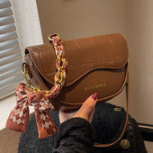 Kožna torbica s metalnim lancem i šalom