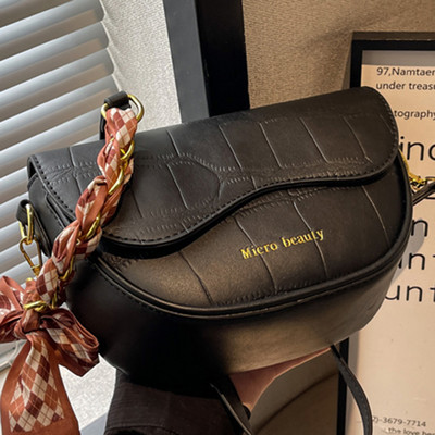 Kožna torbica s metalnim lancem i šalom