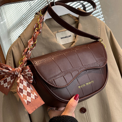 Kožna torbica s metalnim lancem i šalom