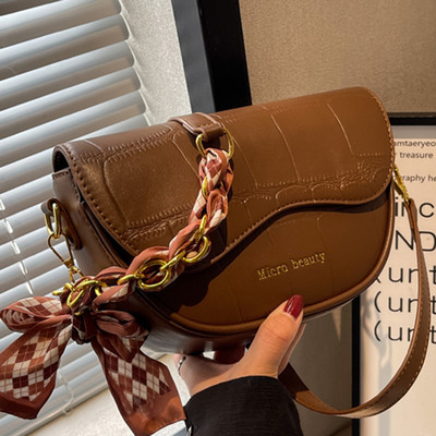 Kožna torbica s metalnim lancem i šalom